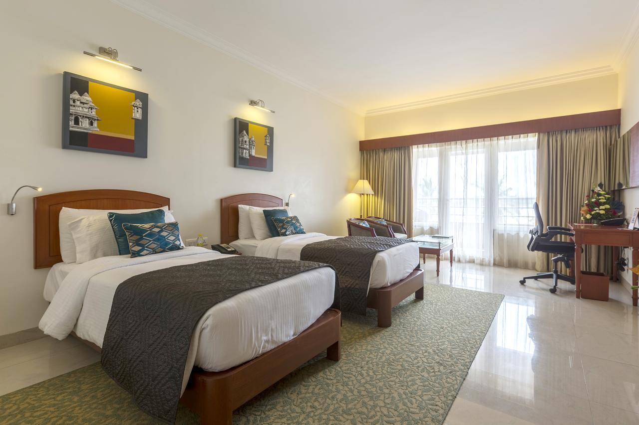 Hotel Naveen Lakeside Hubli Ngoại thất bức ảnh