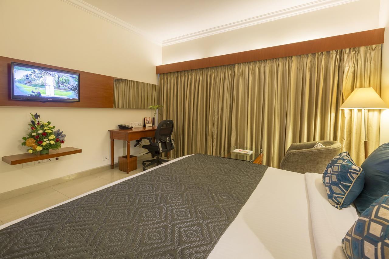 Hotel Naveen Lakeside Hubli Ngoại thất bức ảnh
