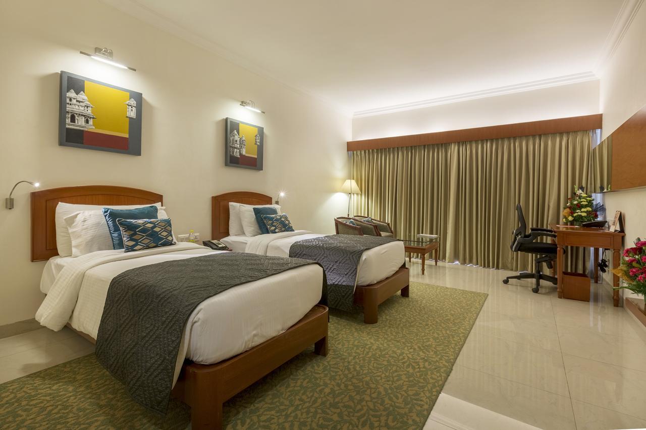 Hotel Naveen Lakeside Hubli Ngoại thất bức ảnh