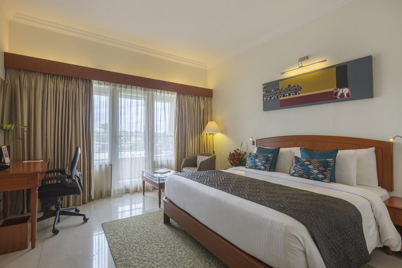 Hotel Naveen Lakeside Hubli Ngoại thất bức ảnh