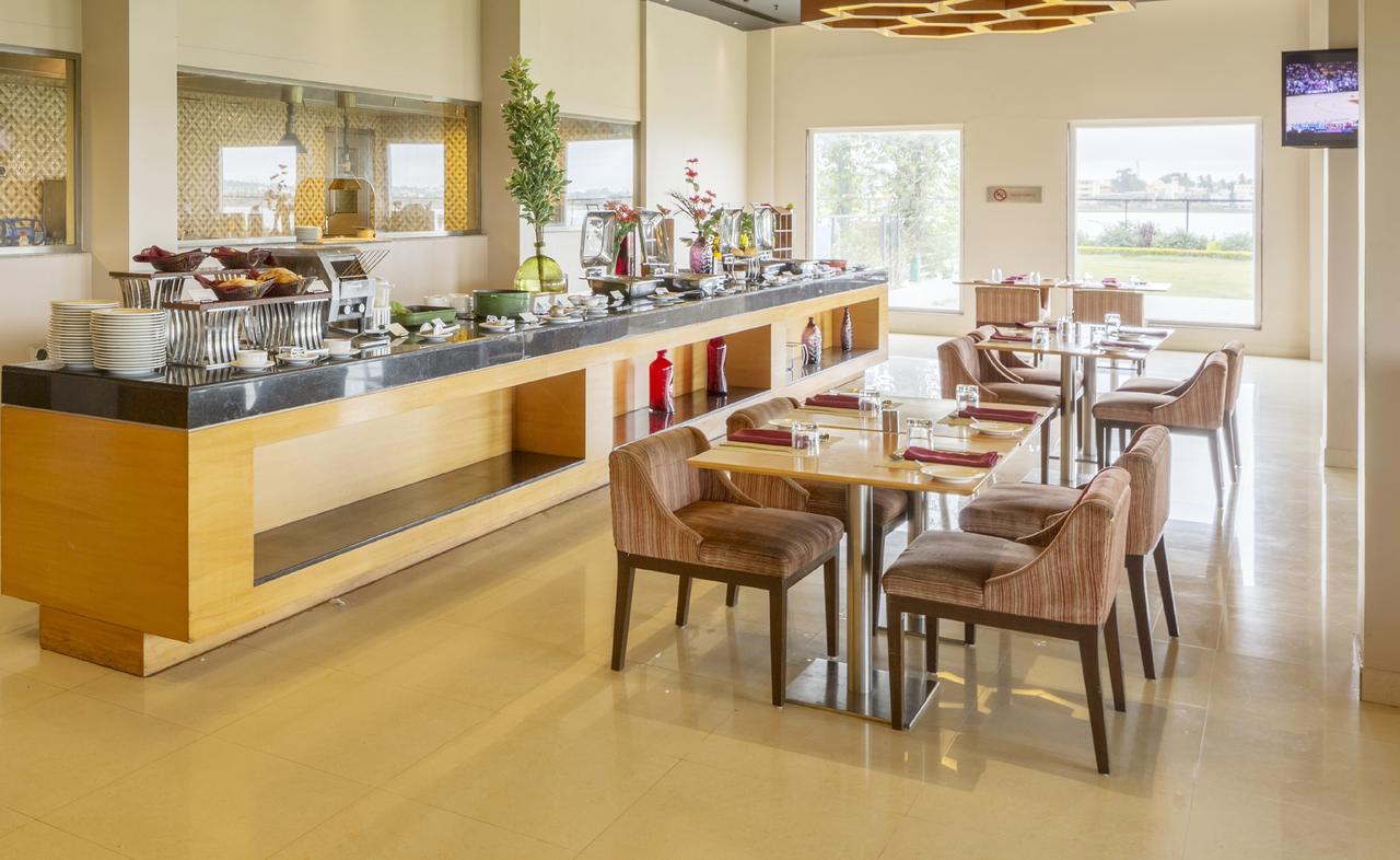 Hotel Naveen Lakeside Hubli Ngoại thất bức ảnh