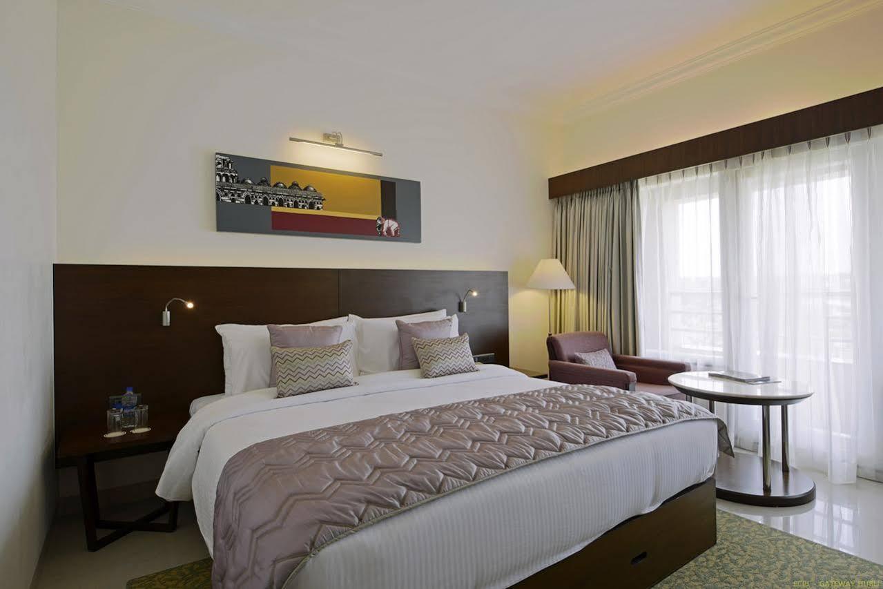 Hotel Naveen Lakeside Hubli Ngoại thất bức ảnh
