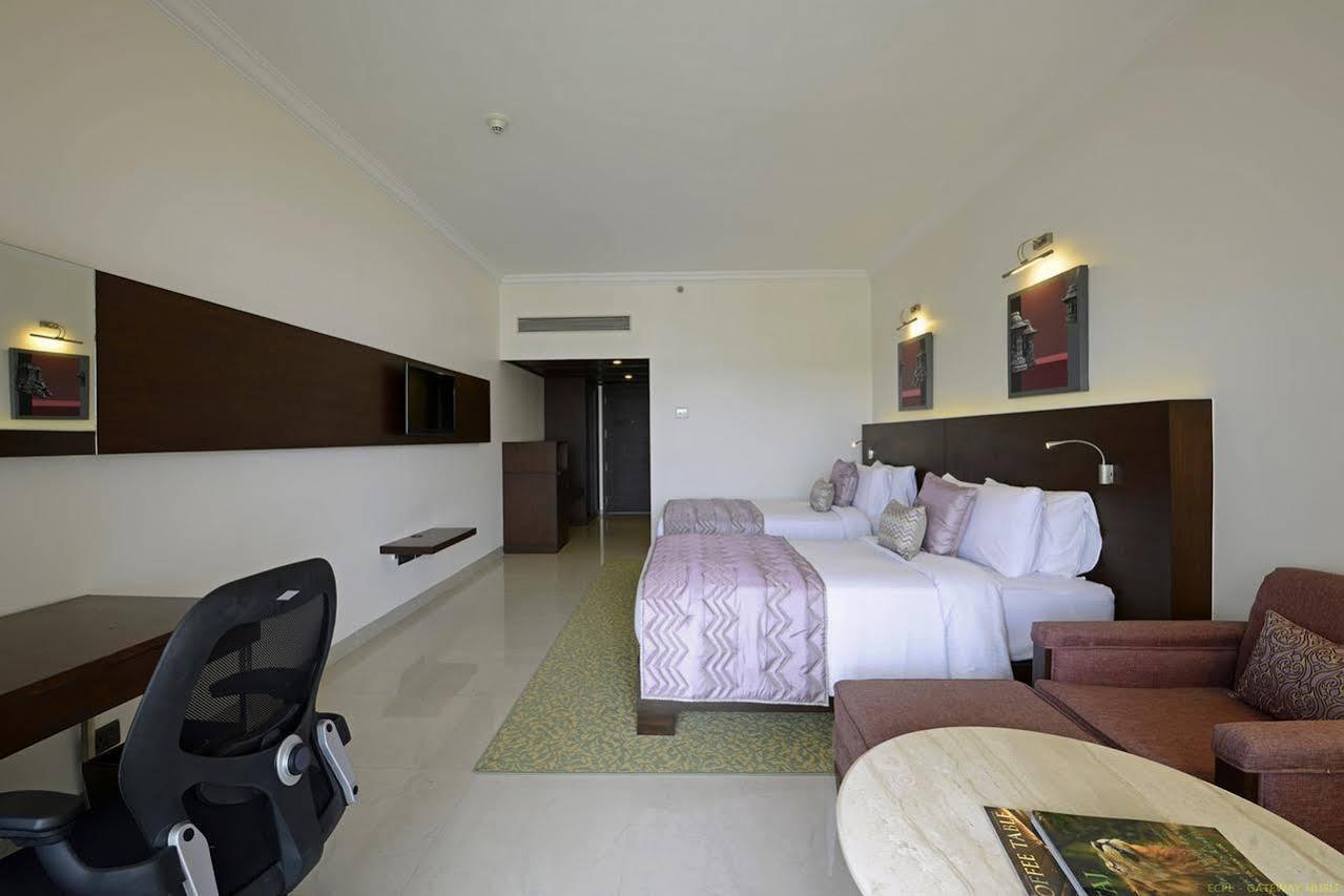 Hotel Naveen Lakeside Hubli Ngoại thất bức ảnh