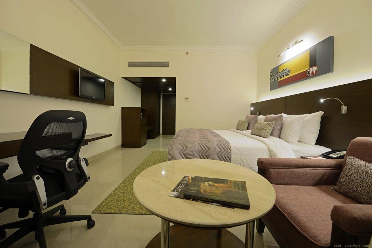 Hotel Naveen Lakeside Hubli Ngoại thất bức ảnh